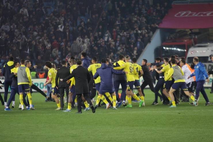Trabzon'da maç sonu saha karıştı 18