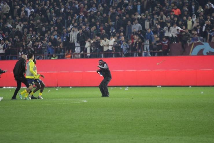 Trabzon'da maç sonu saha karıştı 2