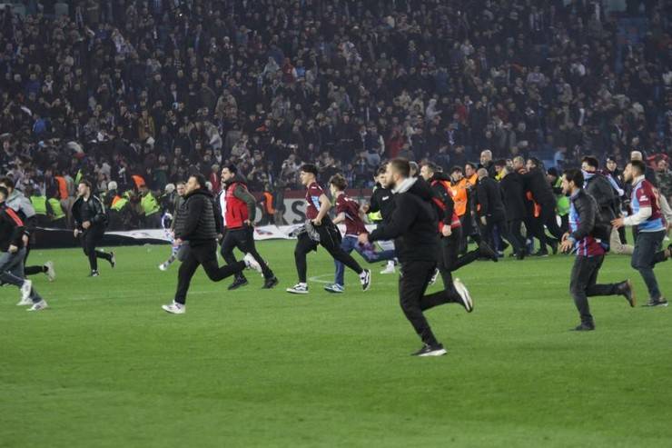 Trabzon'da maç sonu saha karıştı 22