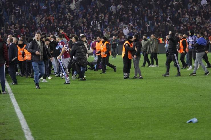 Trabzon'da maç sonu saha karıştı 23