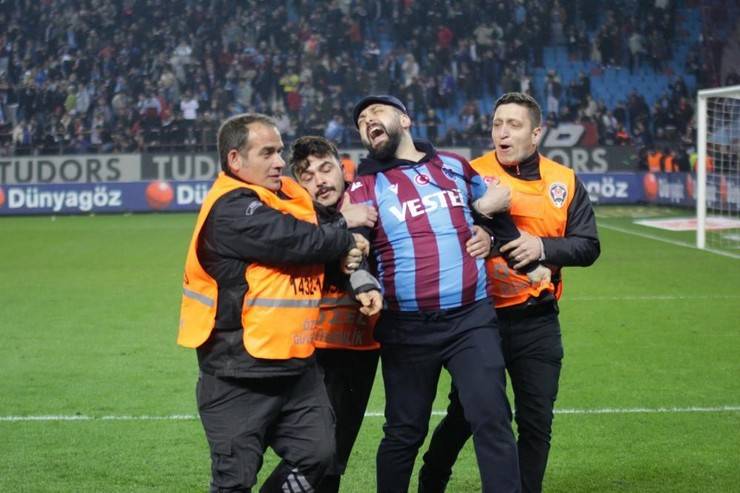Trabzon'da maç sonu saha karıştı 24