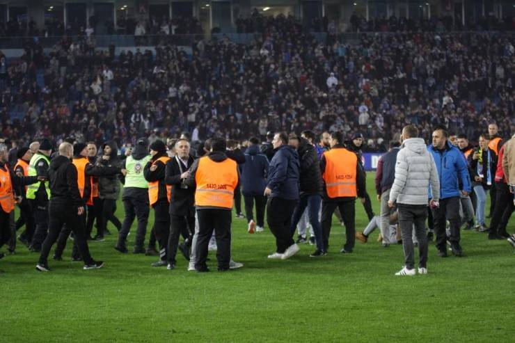 Trabzon'da maç sonu saha karıştı 26