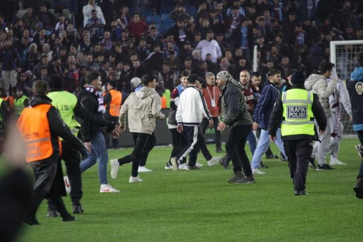 Trabzon'da maç sonu saha karıştı 28
