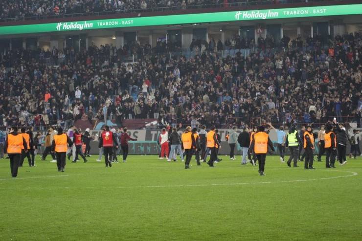 Trabzon'da maç sonu saha karıştı 29