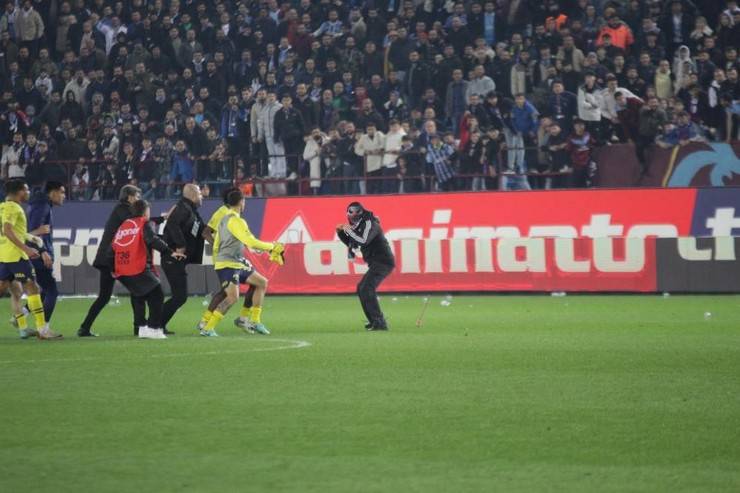 Trabzon'da maç sonu saha karıştı 3