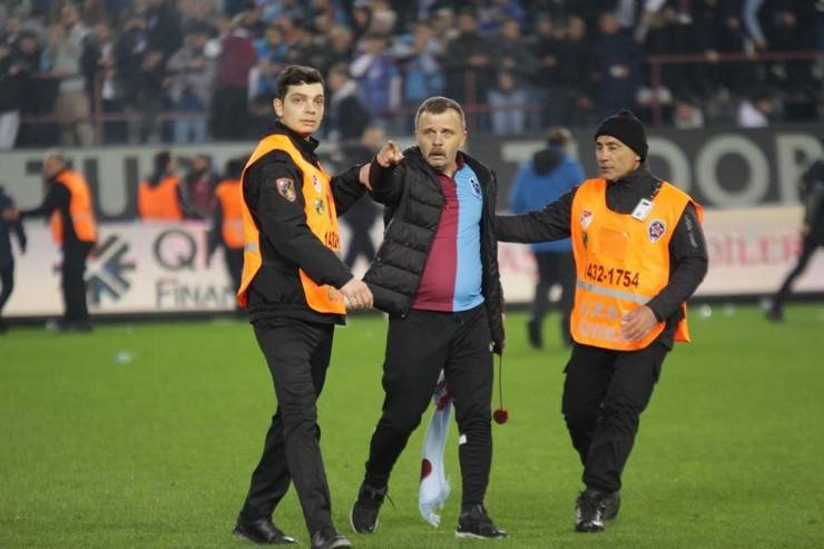 Trabzon'da maç sonu saha karıştı 30