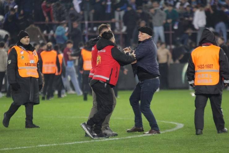 Trabzon'da maç sonu saha karıştı 31