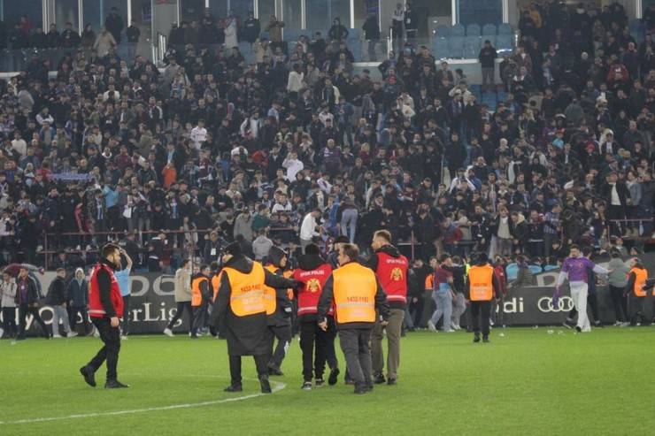 Trabzon'da maç sonu saha karıştı 32