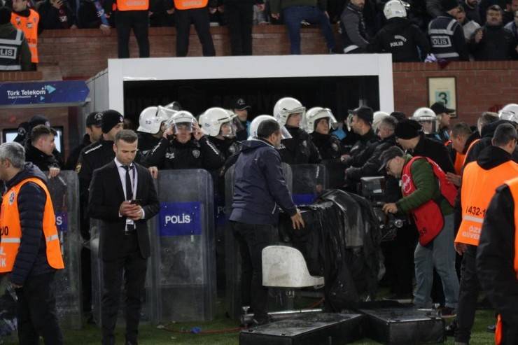 Trabzon'da maç sonu saha karıştı 33