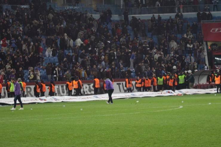 Trabzon'da maç sonu saha karıştı 36
