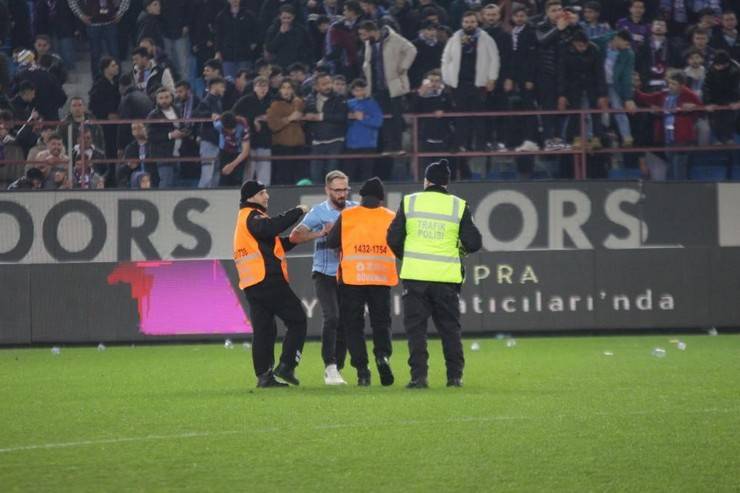 Trabzon'da maç sonu saha karıştı 37