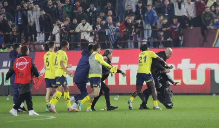 Trabzon'da maç sonu saha karıştı 38