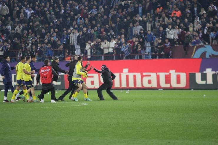Trabzon'da maç sonu saha karıştı 4