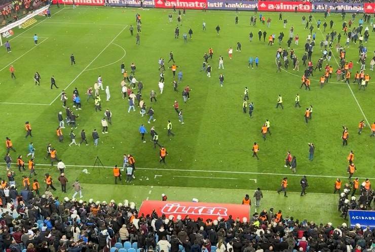 Trabzon'da maç sonu saha karıştı 41