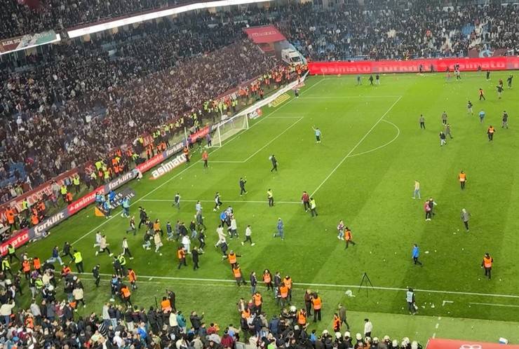 Trabzon'da maç sonu saha karıştı 42