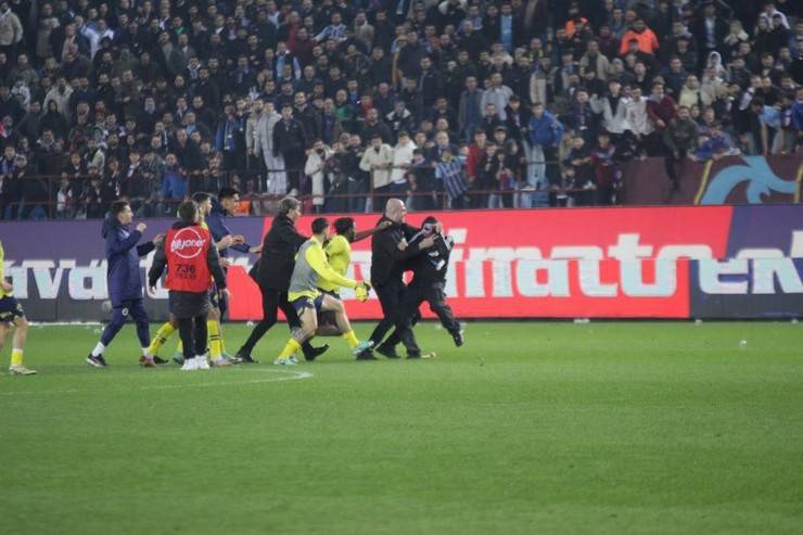 Trabzon'da maç sonu saha karıştı 5