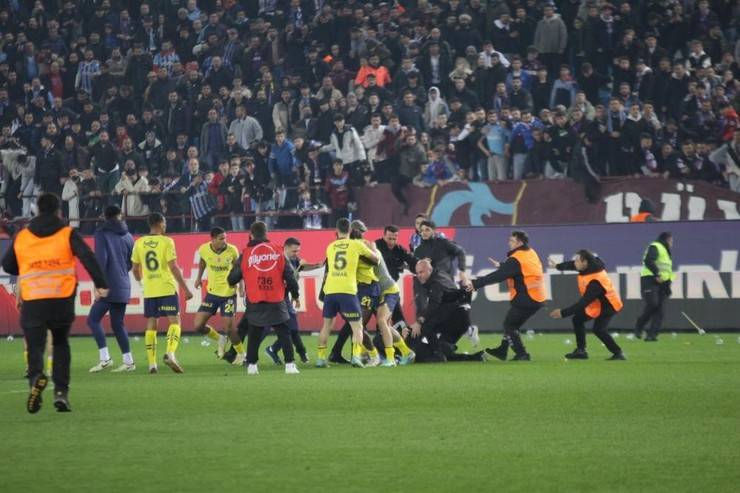 Trabzon'da maç sonu saha karıştı 6