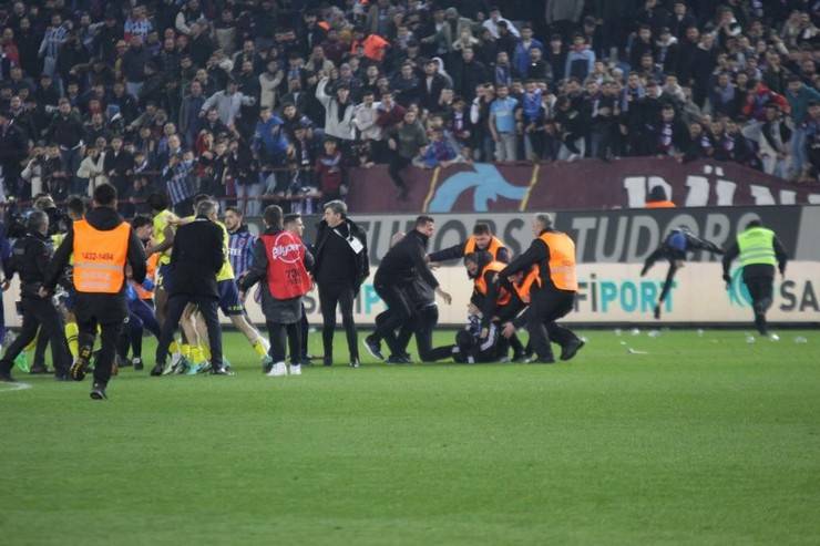 Trabzon'da maç sonu saha karıştı 7