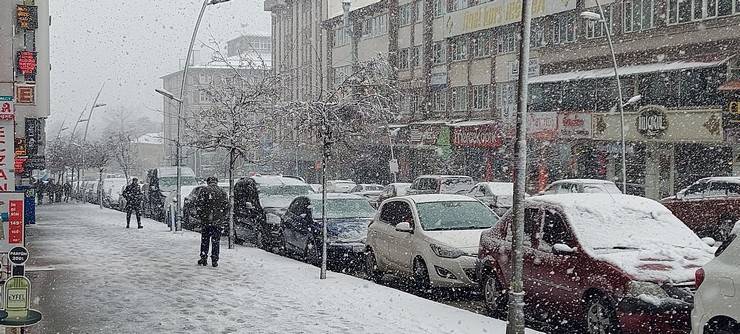 Erzurum’da kar yağışı etkili oluyor, 147 köy yolu ulaşıma kapalı 1