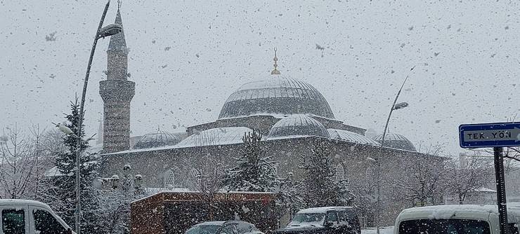 Erzurum’da kar yağışı etkili oluyor, 147 köy yolu ulaşıma kapalı 4