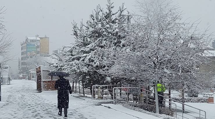 Erzurum’da kar yağışı etkili oluyor, 147 köy yolu ulaşıma kapalı 5