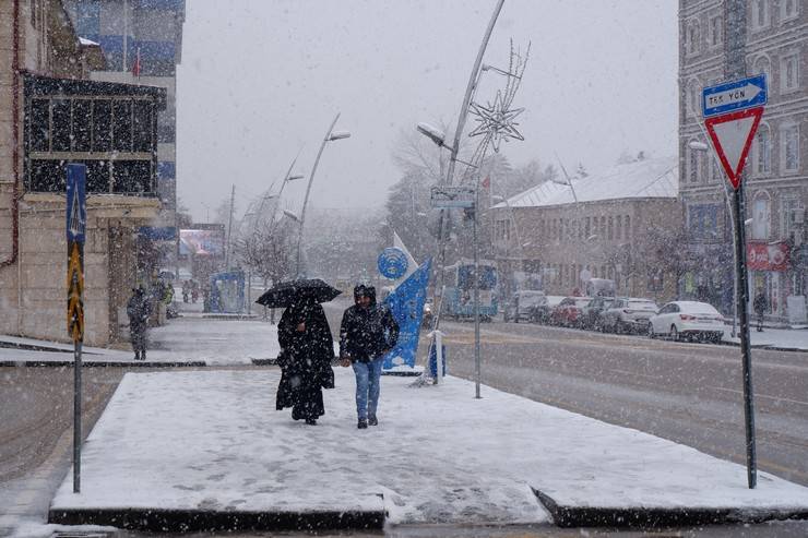 Erzurum’da kar yağışı etkili oluyor, 147 köy yolu ulaşıma kapalı 7