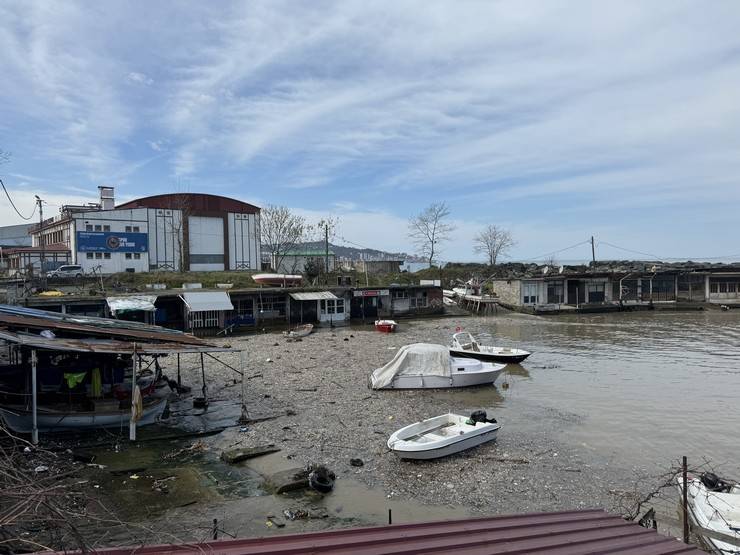 Rize'de dalgaların sürüklediği taşlar, park ve sosyal tesislere zarar verdi 3