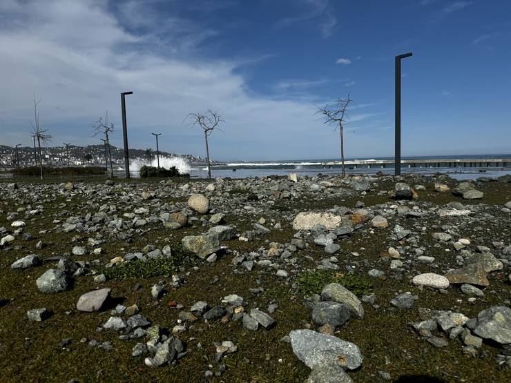 Rize'de dalgaların sürüklediği taşlar, park ve sosyal tesislere zarar verdi 6