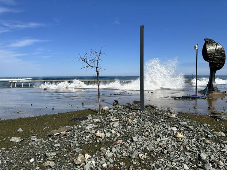 Rize'de dalgaların sürüklediği taşlar, park ve sosyal tesislere zarar verdi 7