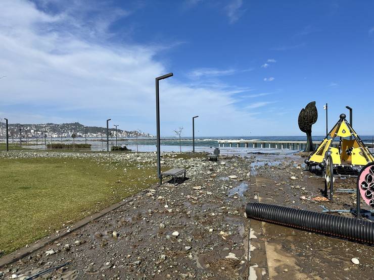 Rize'de dalgaların sürüklediği taşlar, park ve sosyal tesislere zarar verdi 8