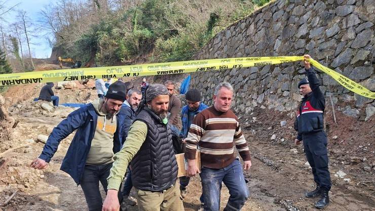 Trabzon'da içme suyu hattı çalışmasında göçük: 3 işçi öldü 12