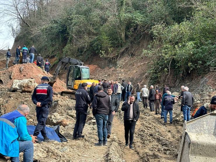 Trabzon'da içme suyu hattı çalışmasında göçük: 3 işçi öldü 13
