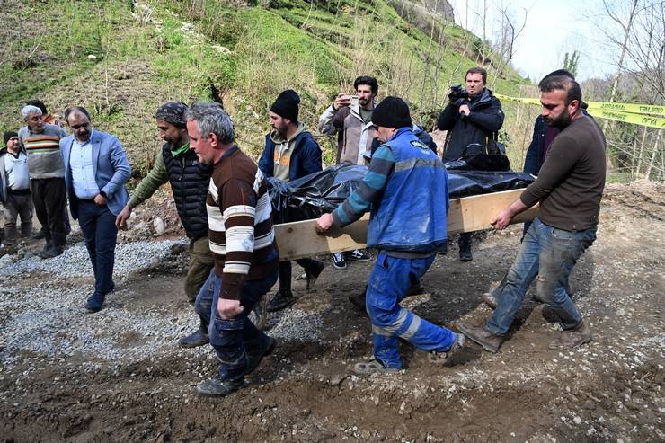 Trabzon'da içme suyu hattı çalışmasında göçük: 3 işçi öldü 32