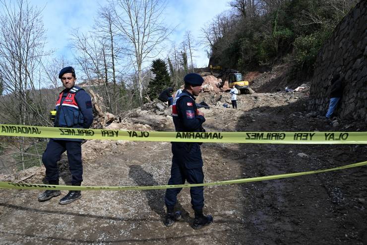 Trabzon'da içme suyu hattı çalışmasında göçük: 3 işçi öldü 33
