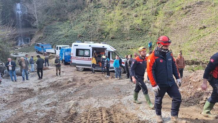 Trabzon'da içme suyu hattı çalışmasında göçük: 3 işçi öldü 9