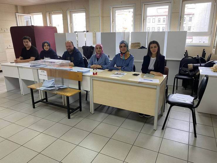 Rize'de seçmenler oy kullanmak için sandık başında 1