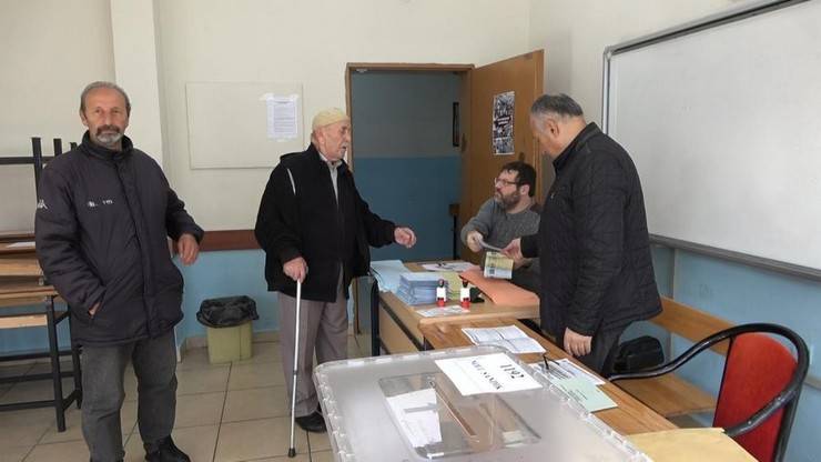 Rize'de seçmenler oy kullanmak için sandık başında 10