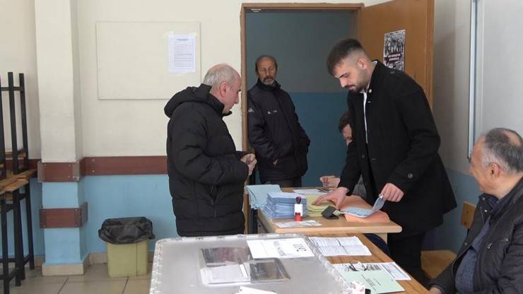 Rize'de seçmenler oy kullanmak için sandık başında 11