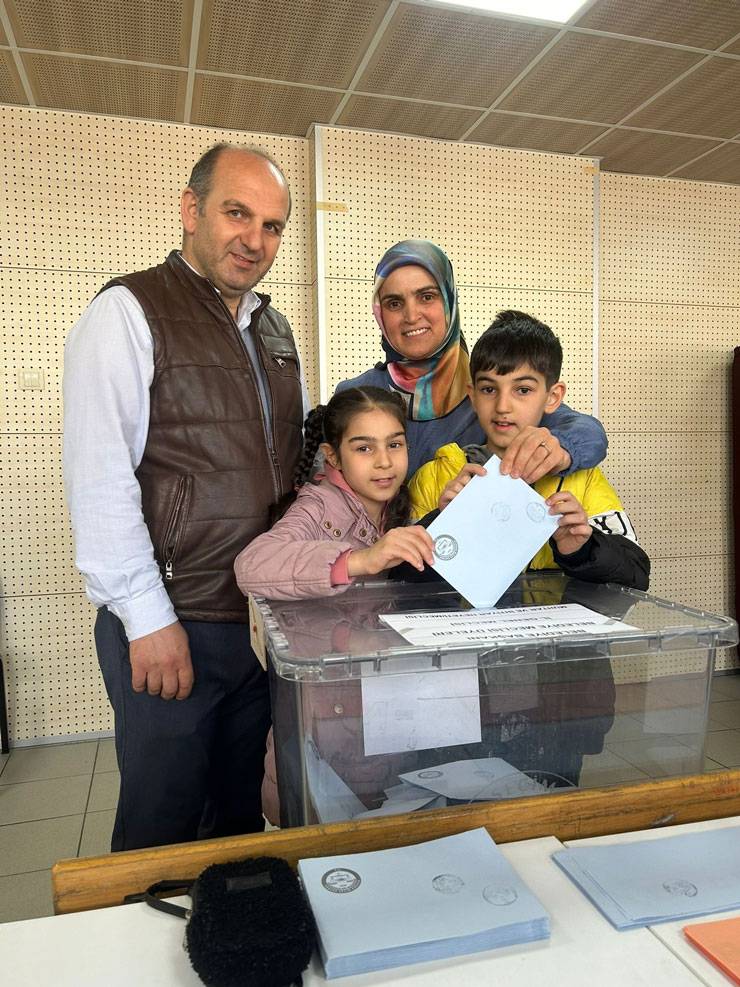 Rize'de seçmenler oy kullanmak için sandık başında 12