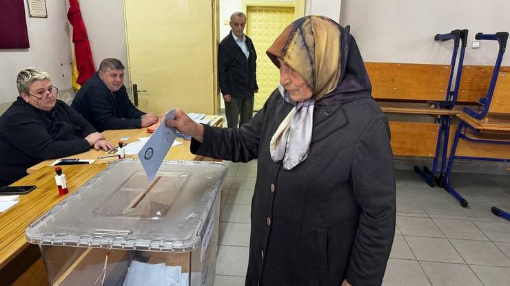 Rize'de seçmenler oy kullanmak için sandık başında 2