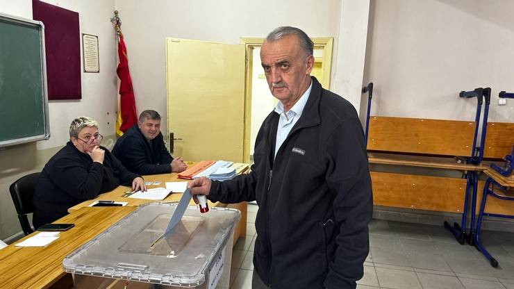 Rize'de seçmenler oy kullanmak için sandık başında 3