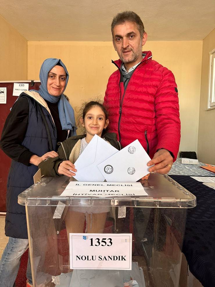 Rize'de seçmenler oy kullanmak için sandık başında 4