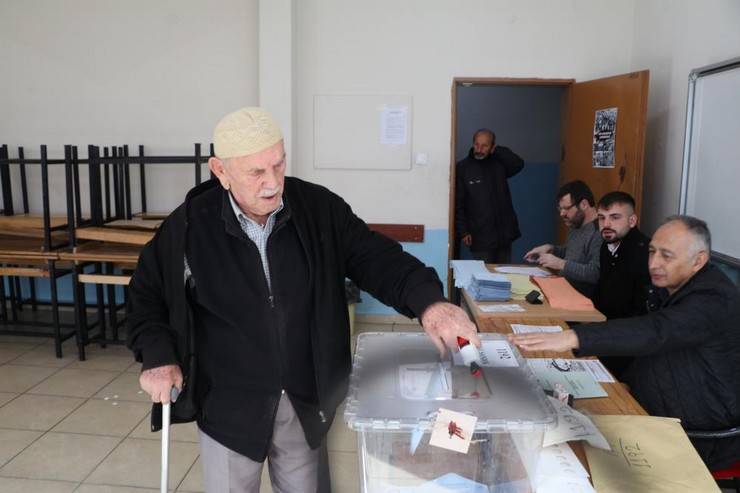 Rize'de seçmenler oy kullanmak için sandık başında 5