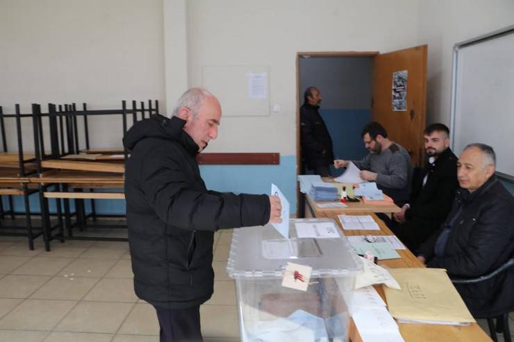Rize'de seçmenler oy kullanmak için sandık başında 6