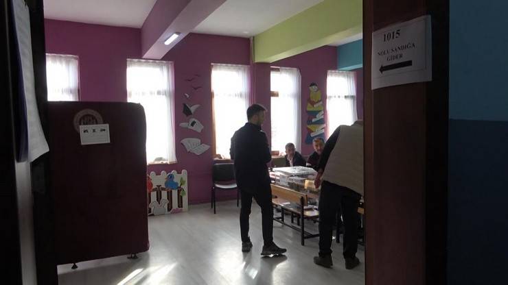 Rize'de seçmenler oy kullanmak için sandık başında 7
