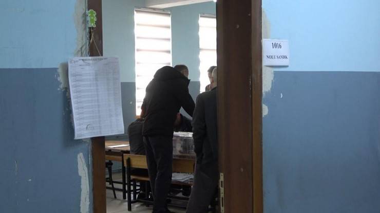 Rize'de seçmenler oy kullanmak için sandık başında 9