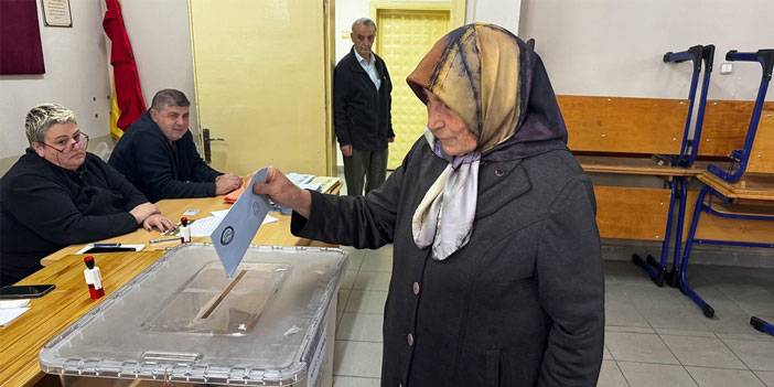 Rize'de seçmenler oy kullanmak için sandık başında
