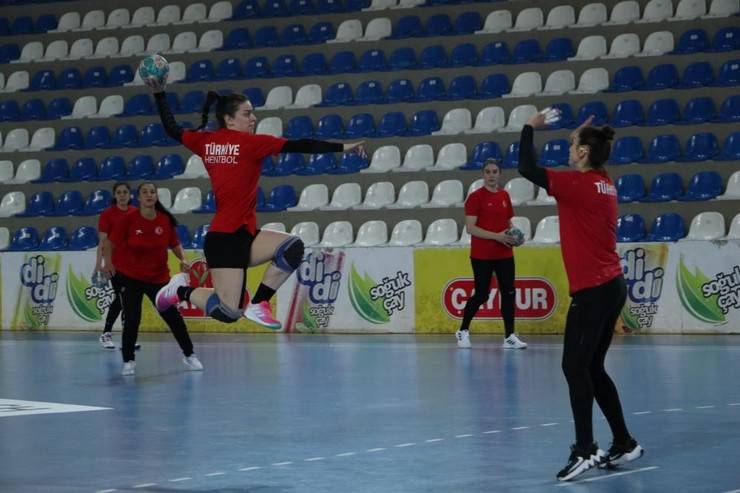 A Milli Kadın Hentbol Takımı, Rize’de oynayacağı Karadağ maçına hazırlanıyor 1