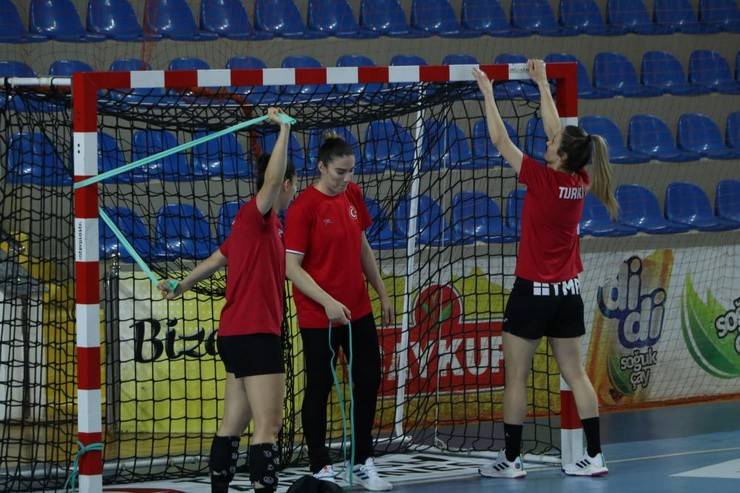 A Milli Kadın Hentbol Takımı, Rize’de oynayacağı Karadağ maçına hazırlanıyor 10