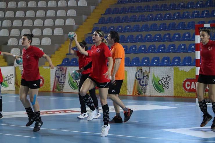 A Milli Kadın Hentbol Takımı, Rize’de oynayacağı Karadağ maçına hazırlanıyor 3